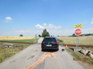Střet osobního auta s osobním vlakem na přejezdu u Libošovic