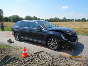 Střet osobního auta s osobním vlakem na přejezdu u Libošovic