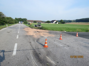 Po srážce vyletěl motor z auta 30 metrů daleko. K nehodě letěl vrtulník