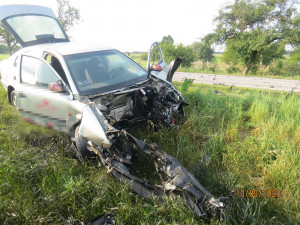 Po srážce vyletěl motor z auta 30 metrů daleko. K nehodě letěl vrtulník