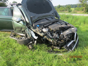 Po srážce vyletěl motor z auta 30 metrů daleko. K nehodě letěl vrtulník