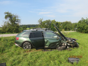 Po srážce vyletěl motor z auta 30 metrů daleko. K nehodě letěl vrtulník