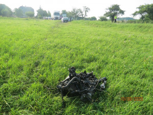 Po srážce vyletěl motor z auta 30 metrů daleko. K nehodě letěl vrtulník