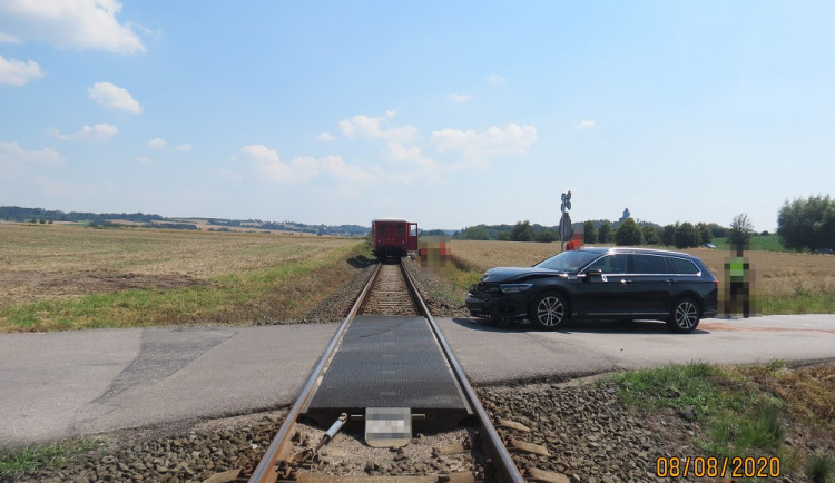 Střet osobního auta s osobním vlakem na přejezdu u Libošovic