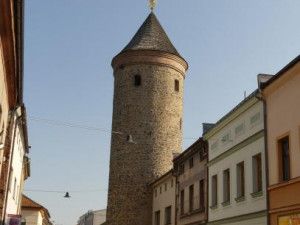 Šindelářská věž ve Dvoře dostane novou střechu, hotova bude do konce září