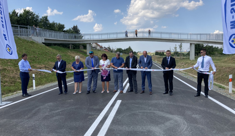 Od zítřka budou řidiči jezdit po novém obchvatu Opočna. Slavnostně byl otevřen dnes