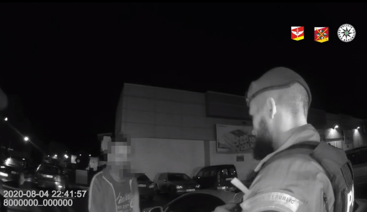 Opilý řidič bez papírů se přiznal ke třem pivům. Nadýchal skoro dvě promile