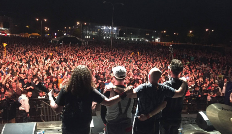 Policie zadržela bubeníka skupiny Horkýže Slíže a zpěváka kapely Krátký proces. Viní je z extremismu