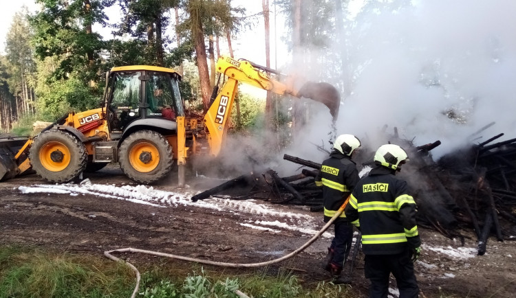 U Hosína hoří od noci les, zásah komplikuje složitý terén