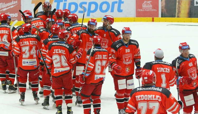 Hradec ovládl včerejší derby a zůstává v Generali Česká Cupu v čele skupiny C. Zítra se uskuteční derby s pořadovým číslem dvě