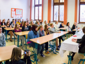 Bývalá ředitelka školy v Jaroměři zpochybňuje výběr jejího nástupce. Konkurz byl diskriminační, řekla