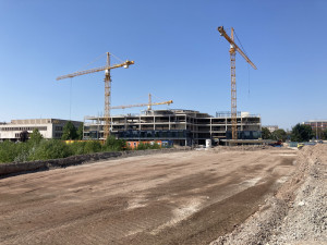 Nové regionální sídlo ČSOB v Hradci Králové je ve fázi hrubé stavby. Z části bude fungovat i pro veřejnost