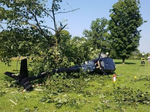 V zámeckém parku v Žamberku havaroval vrtulník, seděly v něm i dvě děti