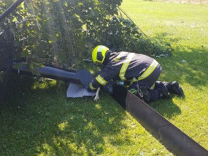 vrtulník, který spadl do zámecké zahrady