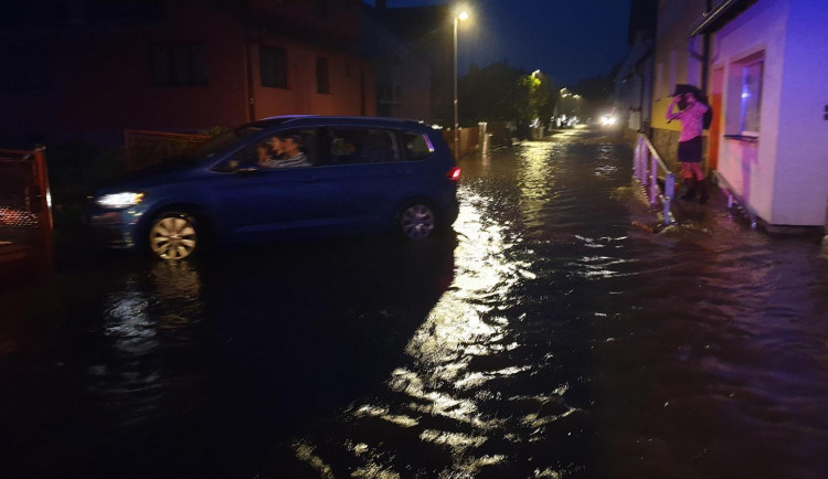 Hasiče zaměstnaly vydatné deště, vyjížděli k šedesáti událostem