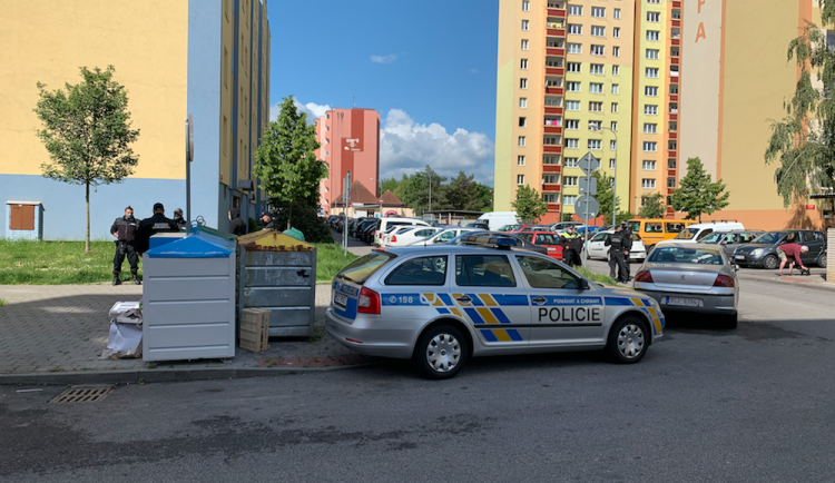 Kriminalisté hledají nože, kterými byly na Máji napadeni tři muži