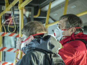 Od 1. září budeme muset mít v MHD nebo obchodech povinně znovu roušky, karanténa potrvá jen 10 dní