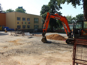 Práce na dvoře ZŠ Husova