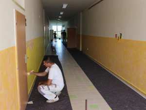 Práce na chodbě v horním patře ZŠ Železnická