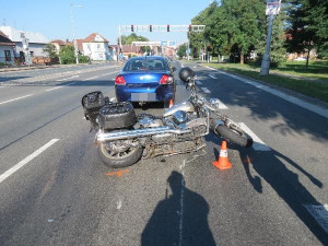 Hradecká policie hledá svědky nedělní dopravní nehody, od které ujel řidič