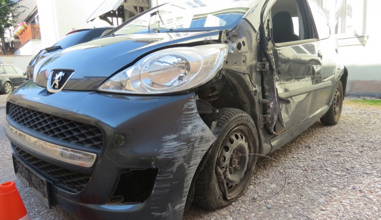 takto dopadlo auto, se kterým řidič absolvoval zběsilou jízdu