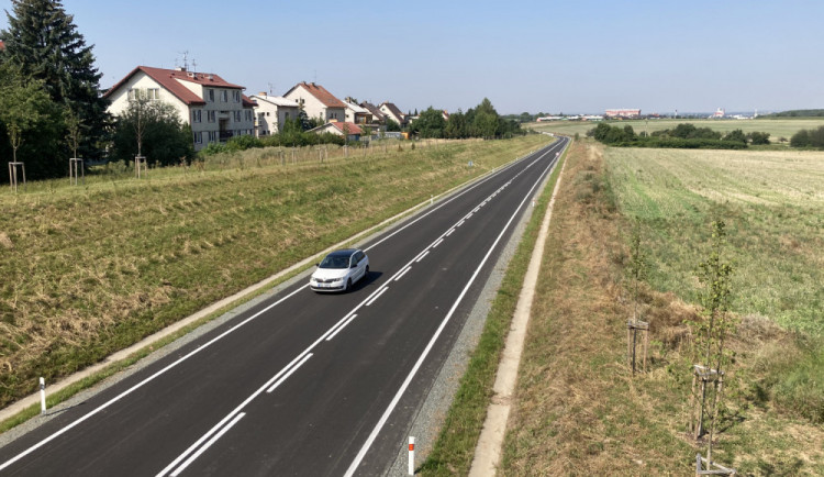 Auta nemohou od úterý na obchvat Opočna, musí se dodělat dopravní značení
