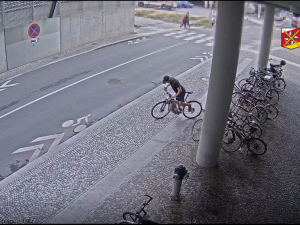 VIDEO: Muže zachytily kamery při krádeži kola u obchodního centra, teď po něm pátrá policie