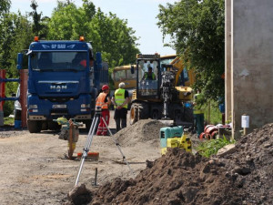 Práce na Krkonošské ulici ve Dvoře Králové nad Labem