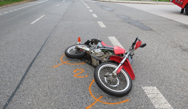 Havarovaný motocykl z dnešní nehody v Trutnově