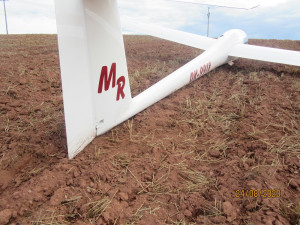 Větroň, který přistál v oraništi