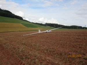 Větroň, který přistál v oraništi