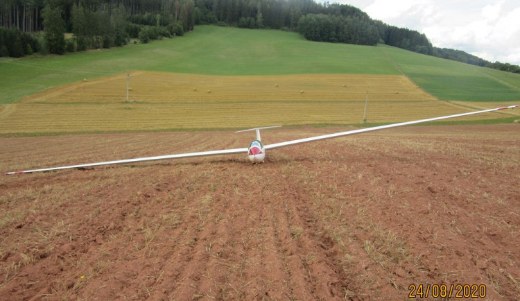 Větroň, který přistál v oraništi