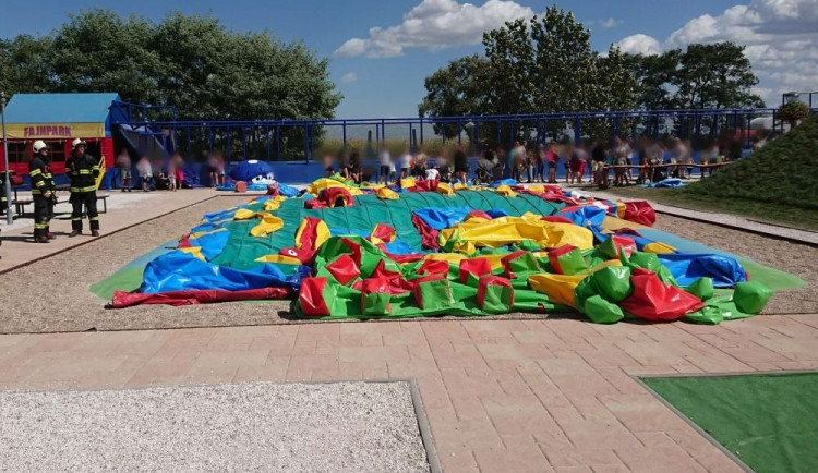 Vyfouknutý skákací hrad v zábavním  parku u Chlumce nad Cidlinou