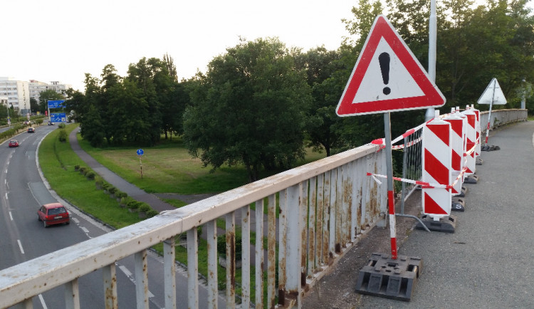 Hradec opraví malšovický nadjezd, který poničil opilec při červencové dopravní nehodě