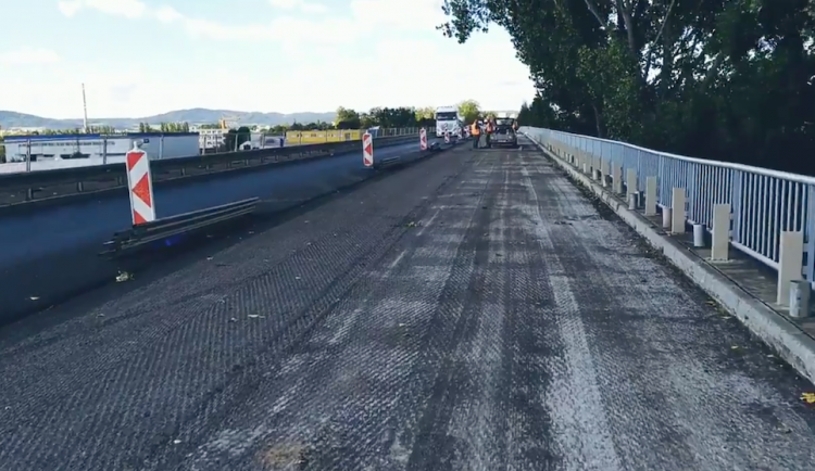 Ve Strakonicích končí opravy mostu přes Řepický potok, plně zprůjezdněn bude v úterý