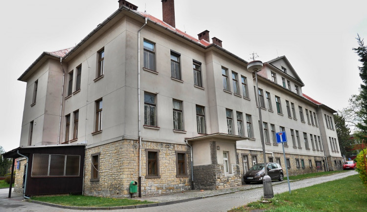 Třípatrová nemocniční budova, která před lety sloužila jako chirurgie a porodnice