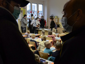 FOTO: V kraji nastoupilo do škol bezmála 12 tisíc žáků. Na některých místech v rouškách