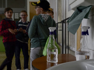 FOTO: V kraji nastoupilo do škol bezmála 12 tisíc žáků. Na některých místech v rouškách