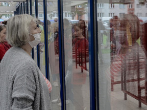 FOTO: V kraji nastoupilo do škol bezmála 12 tisíc žáků. Na některých místech v rouškách