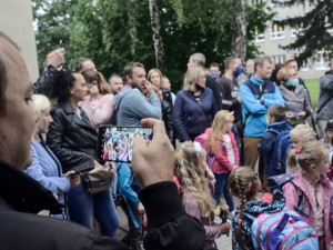 FOTO: V kraji nastoupilo do škol bezmála 12 tisíc žáků. Na některých místech v rouškách