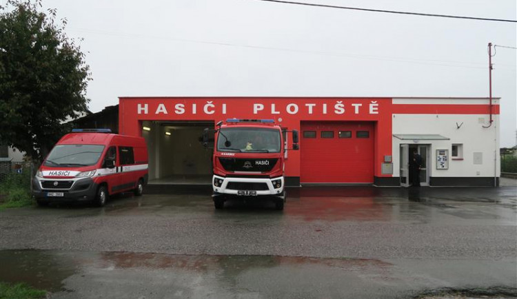 Opravená hasičská zbrojnice v Plotištích nad Labem