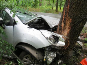 FOTO: Rychlou jízdu na mokru ukončil až strom vedle silnice. Řidič je v nemocnici