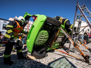 Hasiči při soutěži ve vyprošťování