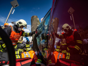 Hasiči při soutěži ve vyprošťování