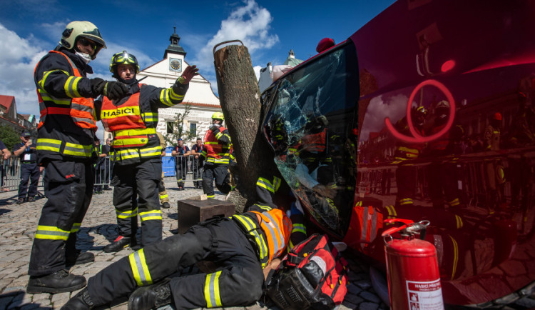 Hasiči při soutěži ve vyprošťování