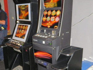 Hradečtí celníci udělali šťáru. Zabavili pět kvízomatů a peníze v hotovosti