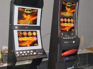 Hradečtí celníci udělali šťáru. Zabavili pět kvízomatů a peníze v hotovosti