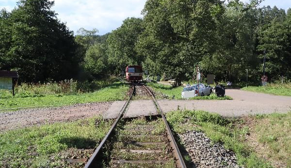 Následky srážky vlaku s osobním autem v Adršpachu