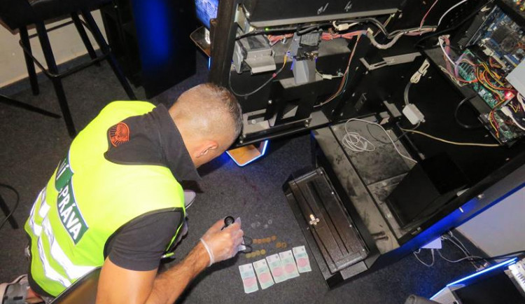 Hradečtí celníci udělali šťáru. Zabavili pět kvízomatů a peníze v hotovosti