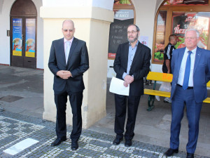 Rodina Háhnova z Jičína byla vyvražděna za dob nacistů. Teď jí připomínají tři Kameny zmizelých